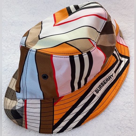 Authentic Burberry Montage print Silk  Bucket Hat - Picture 2 of 16